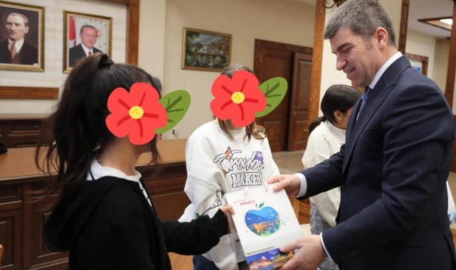 Öğrencilerden Vali Bakan'a helva ikramı
