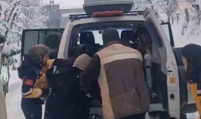 Yolu kapanan köydeki hasta kadın paletli ambulansla hastaneye ulaştırıldı