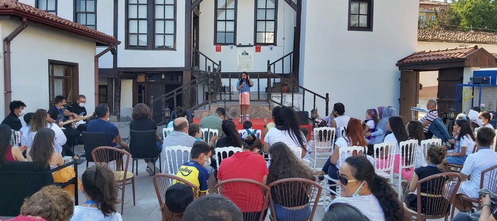 ANNE VE BABALARIYLA ŞARKILARINI SÖYLEDİLER