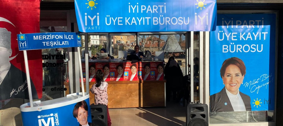 İYİ PARTİ DE ÜYE KAYIT STANDI AÇTI