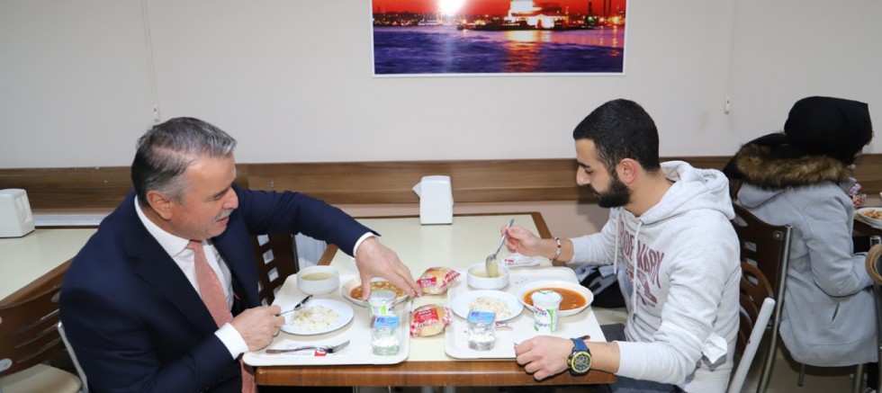 ÖĞRENCİLERLE BİRLİKTE YEMEK YEDİ