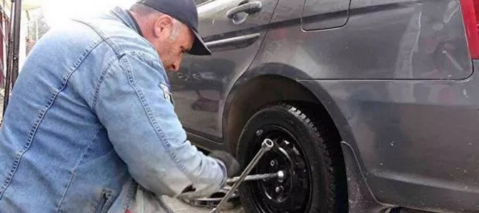 OTO LASTİKÇİLERDE KIŞ LASTİĞİ MESAİSİ