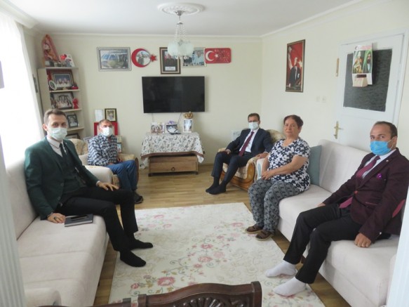 ŞEHİT AİLELERİNİ ZİYARET ETTİ