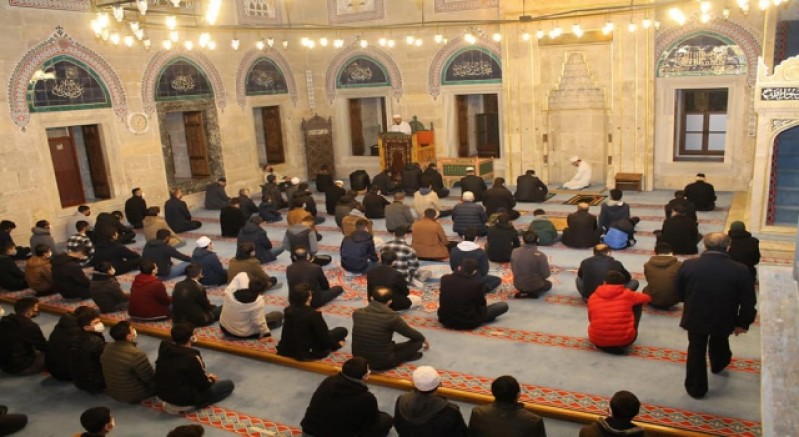 VALİ MASATLI GENÇLERLE SABAH NAMAZINDA BULUŞTU