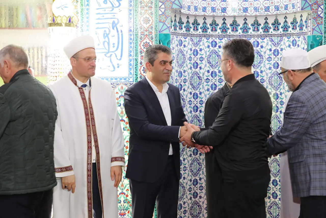 Rıfat Uzun Hacı Mustafa Camii’nde Bayram Coşkusunu Paylaştı 2