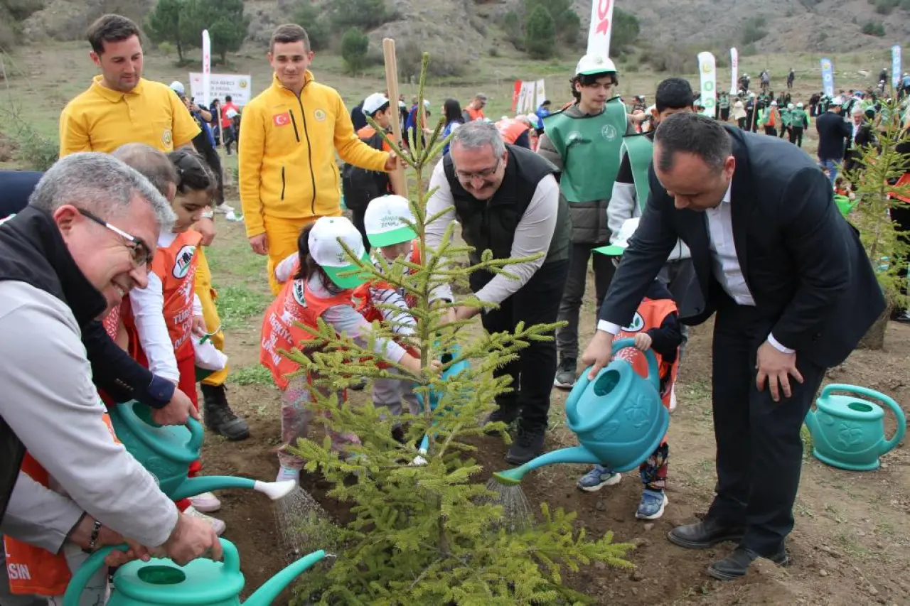 Amasya’da Minik Eller Fidanlarla Buluştu 1