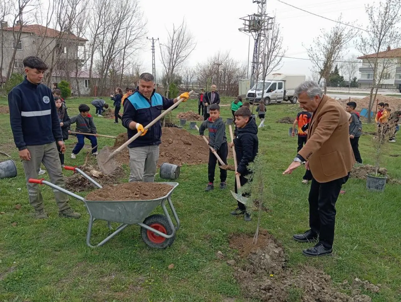 Şeker İlkokulu’ndan Doğaya Nefes: Öğrenciler Fidan Dikti 3