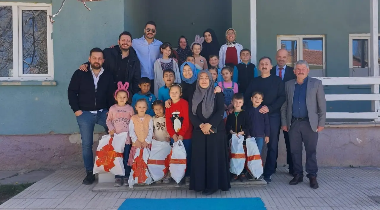 “Sen Mutlu Ol Yeter” Projesi Gümüşhacıköy'de Köy Çocuklarının Yüzünü Güldürdü 3