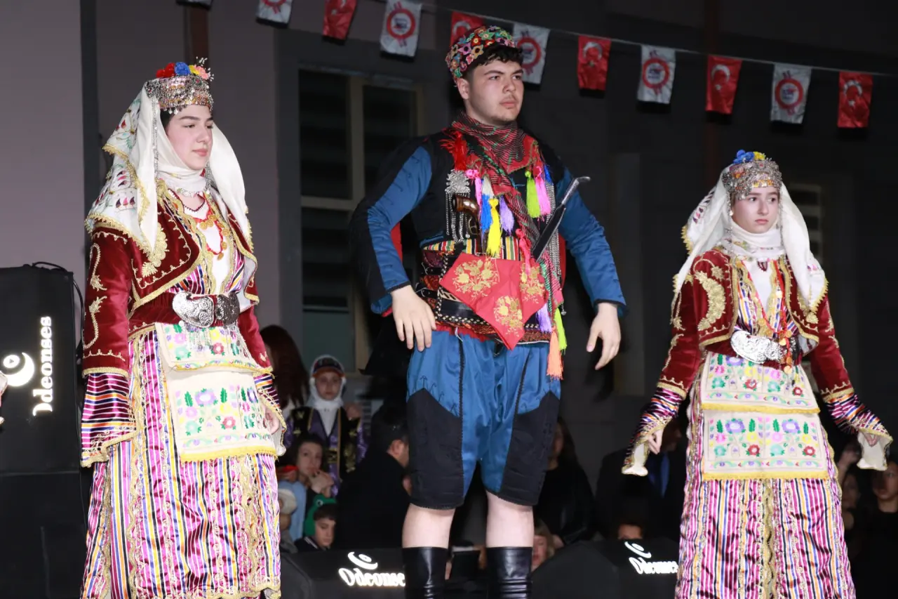 Uluslararası Amasya 23 Nisan Çocuk Halk Dansları Festivali Renkli Görüntülerle Gerçekleştirildi 1