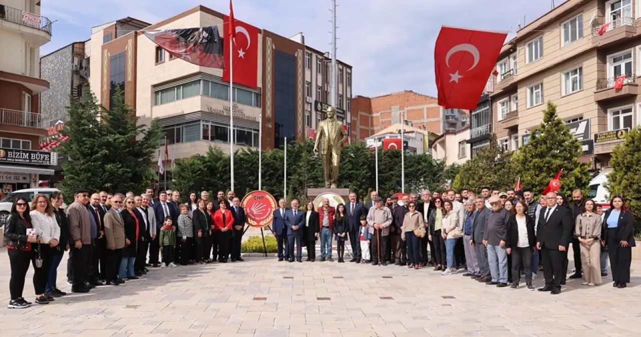 CHP ve ADD Merzifon’da 23 Nisan İçin Atatürk Anıtı’na Çelenk Sundu 2
