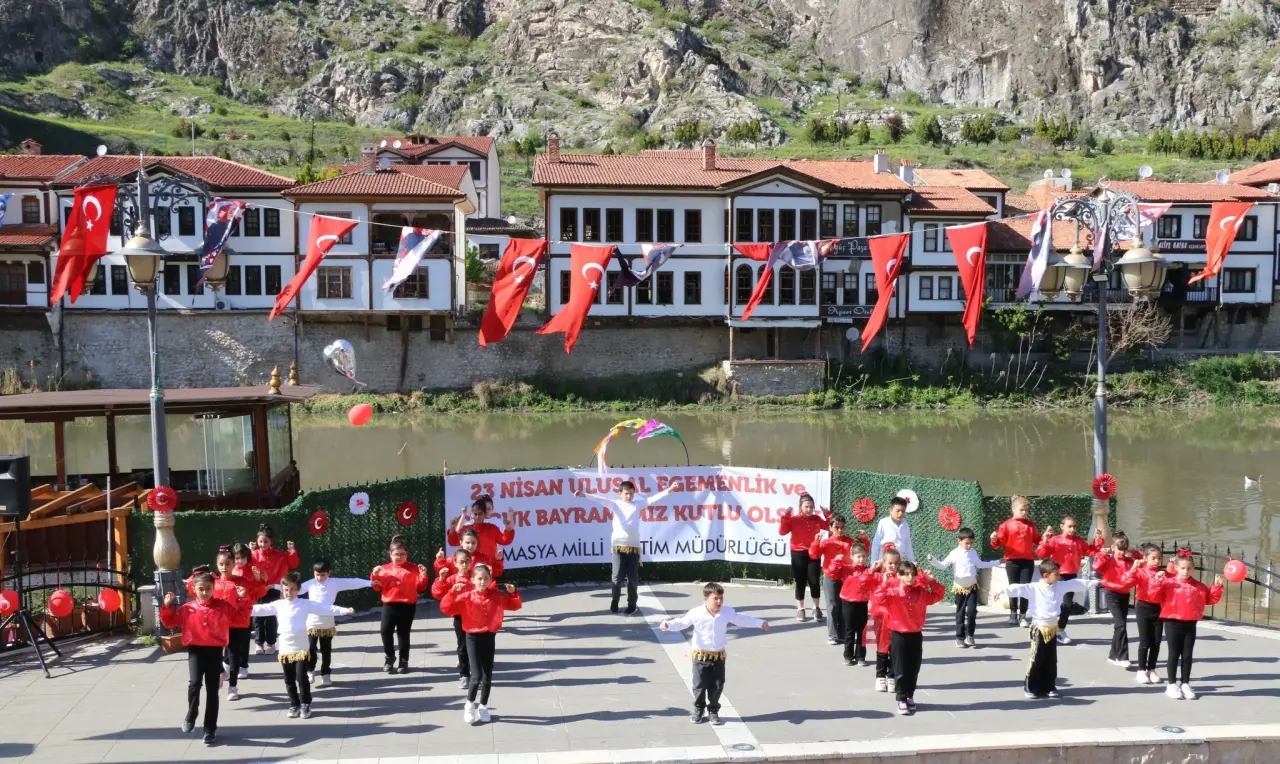 Amasya’da 23 Nisan Coşkusu Başladı: İl Millî Eğitim Müdürü Katipoğlu Öğrencilerin Heyecanına Ortak Oldu 1