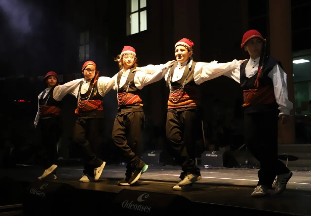 Uluslararası Amasya 23 Nisan Çocuk Halk Dansları Festivali Renkli Görüntülerle Gerçekleştirildi 3