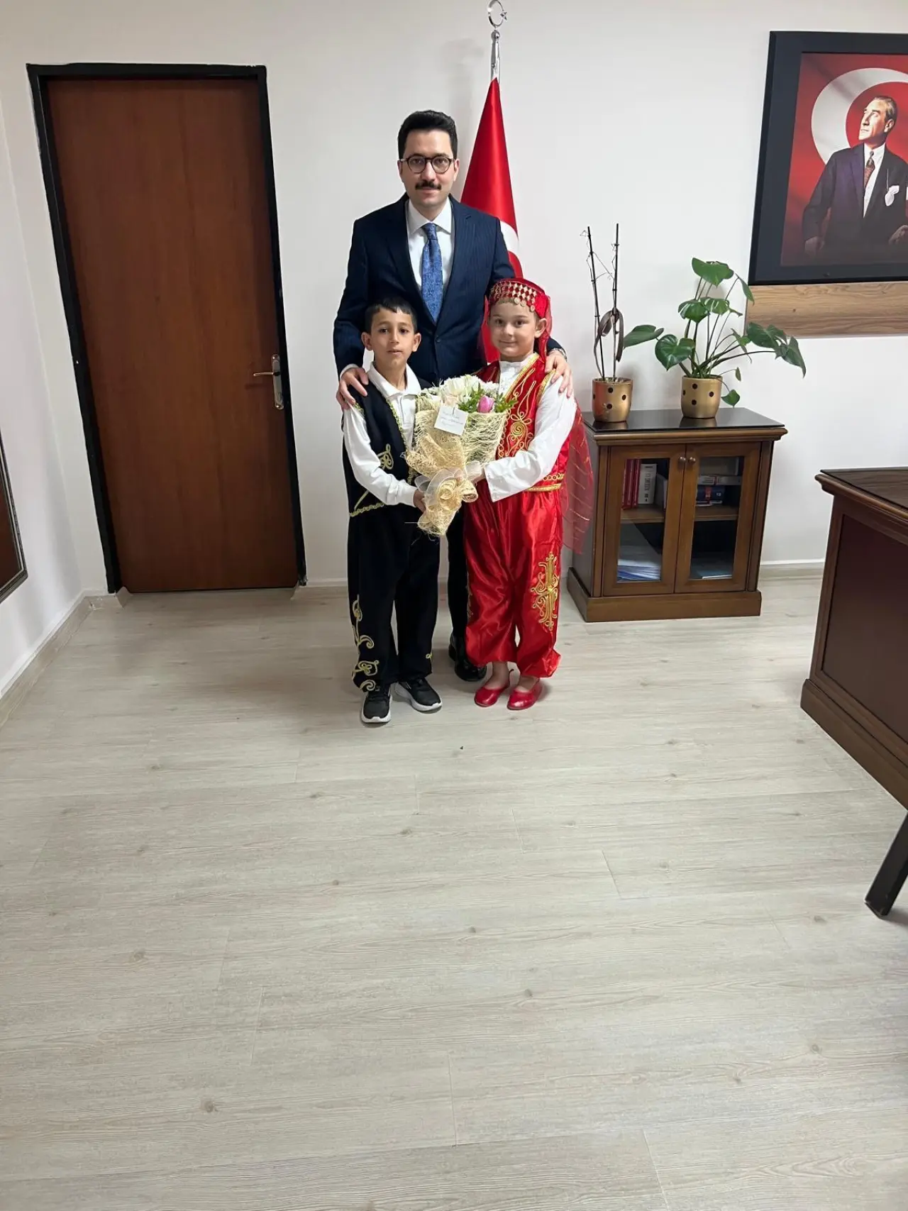 BAŞSAVCI AKKAYA, KOLTUĞU MİNİK ÖĞRENCİLERE EMANET ETTİ 1