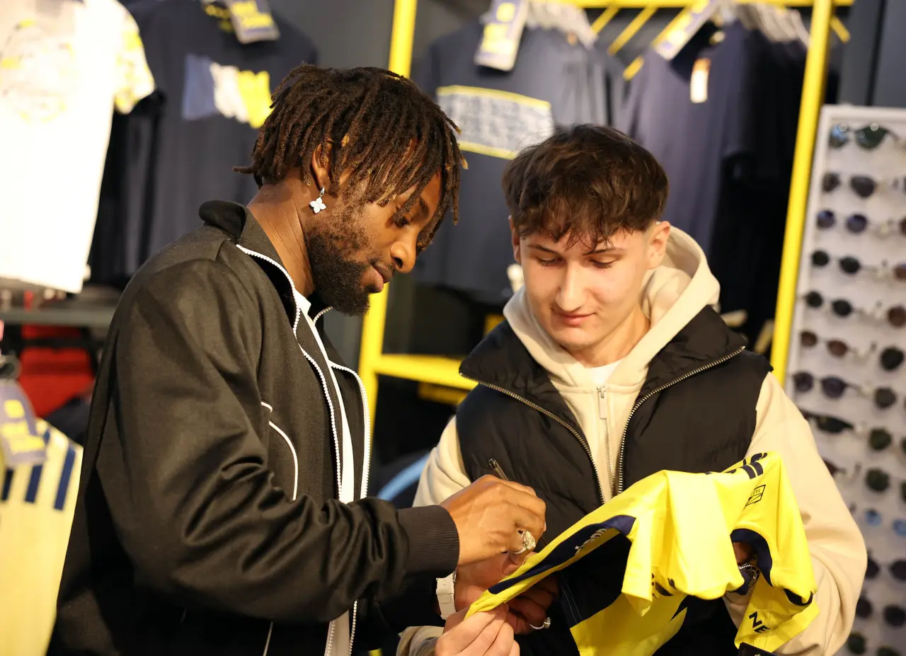 Saint-Maximin’den Fenerbahçeli Taraftarlara Mağazada Sürpriz Jest! 3