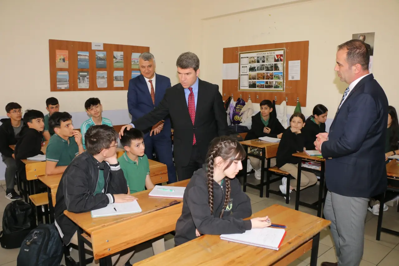 Vali Önder Bakan’dan Minik Öğrencilere Ziyaret: Eğitim Faaliyetlerini Yerinde İnceledi 2