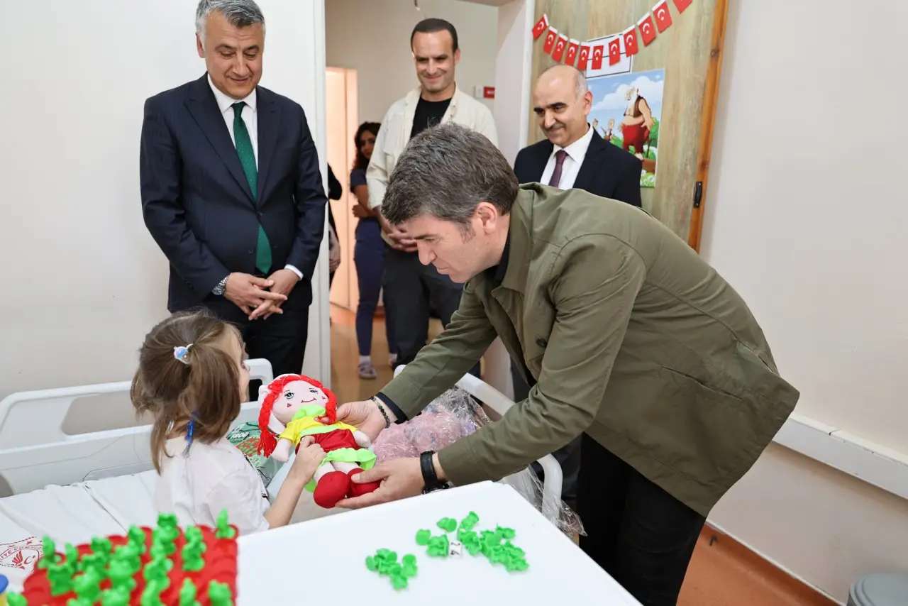 Vali Bakan'dan Hastanedeki Çocuklara Bayram Morali! 1