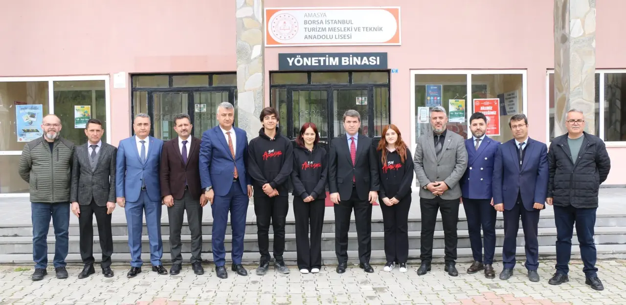 Vali Önder Bakan’dan Turizm Lisesine Ziyaret: Öğrencilerle Eğitim Üzerine Sohbet Etti 3