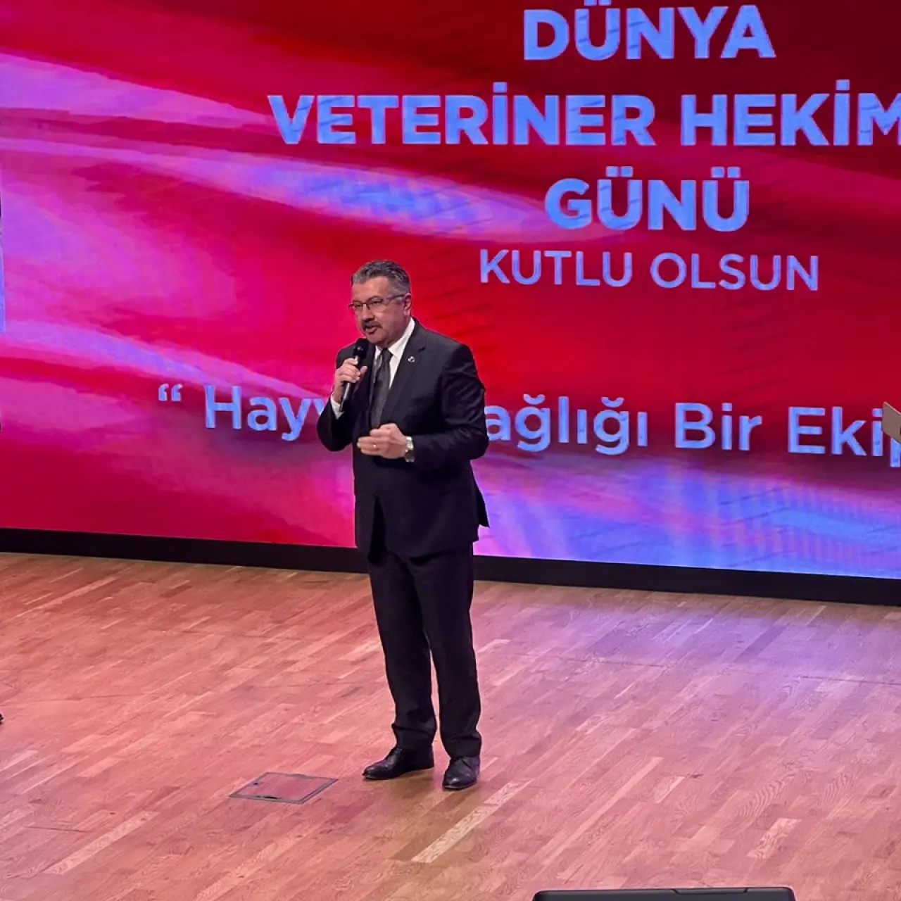 Dünya Veteriner Hekimler Günü'nde Alp Kargı'ya Onur 2