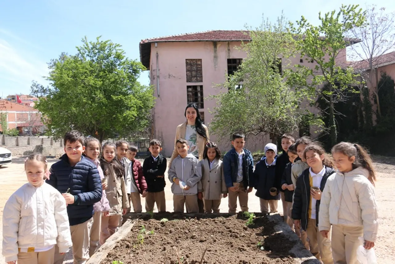Kutlubeyli Minikler Toprakla Buluştu: Küçük Eller, Büyük Umutlar Yeşertiyor! 4