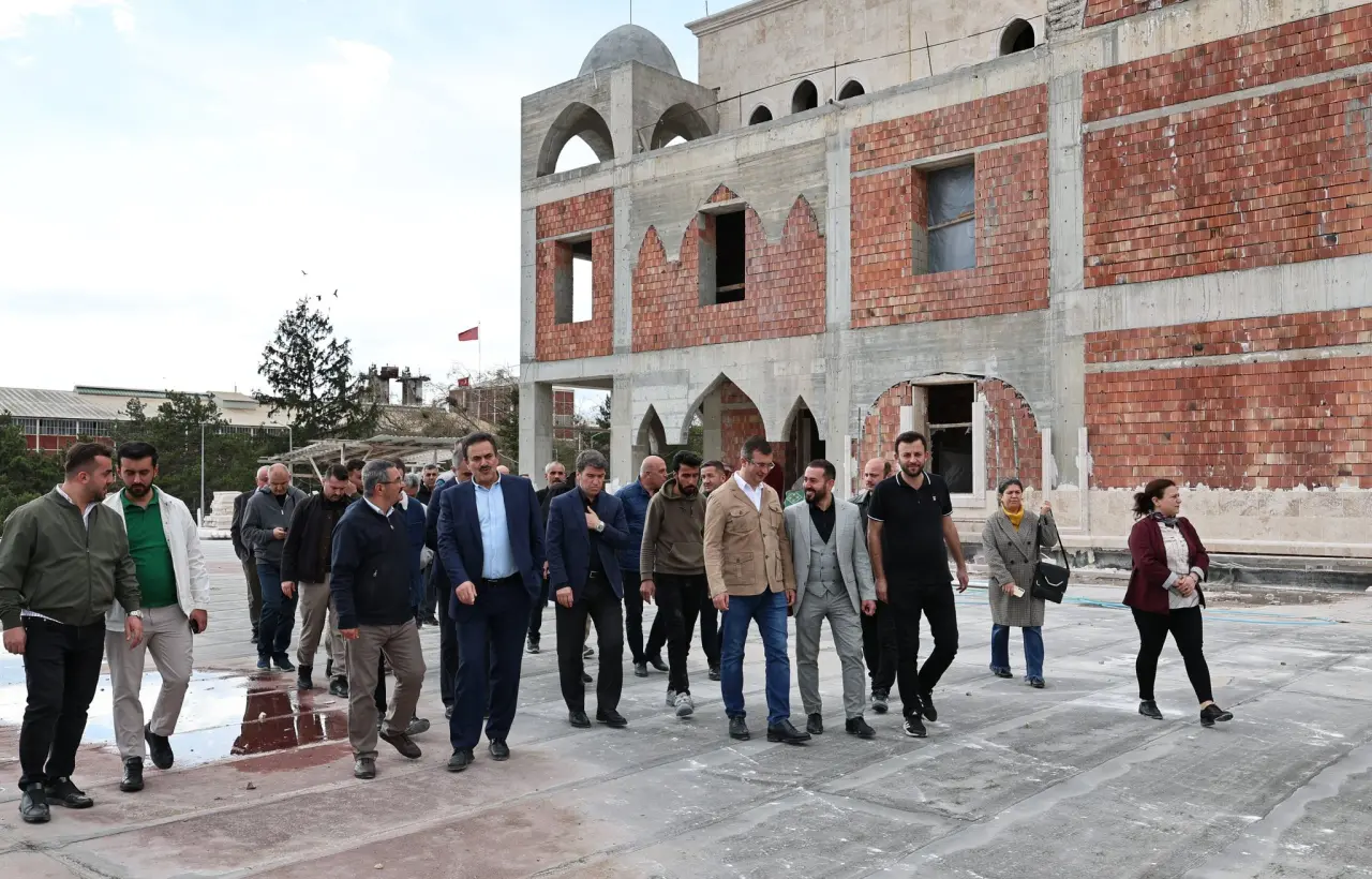 Bakan ve İpek, Suluova’daki Şeker Camii İnşaatını İnceledi 2