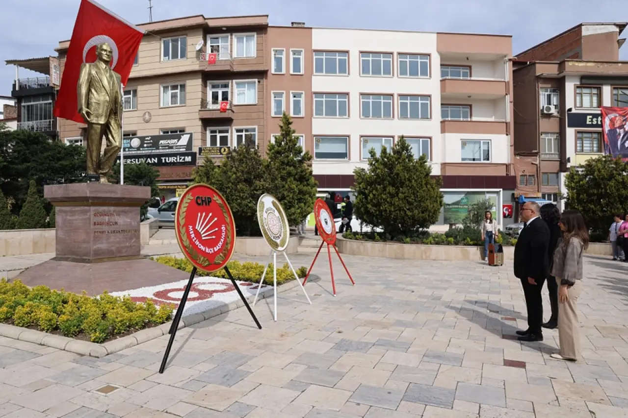 CHP ve ADD Merzifon’da 23 Nisan İçin Atatürk Anıtı’na Çelenk Sundu 1