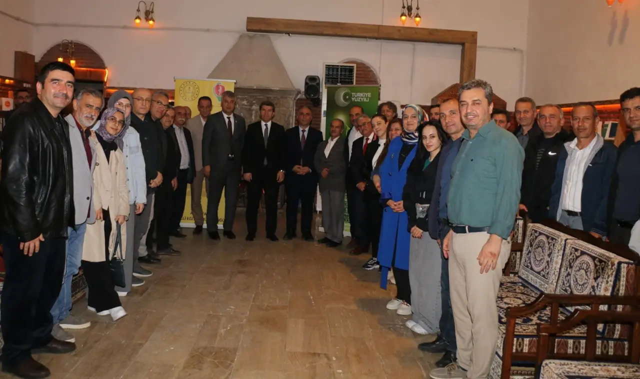 Amasya’da Kültür ve Medeniyet Söyleşisi: Mahmut Bıyıklı Eğitimcilerle Buluştu 4