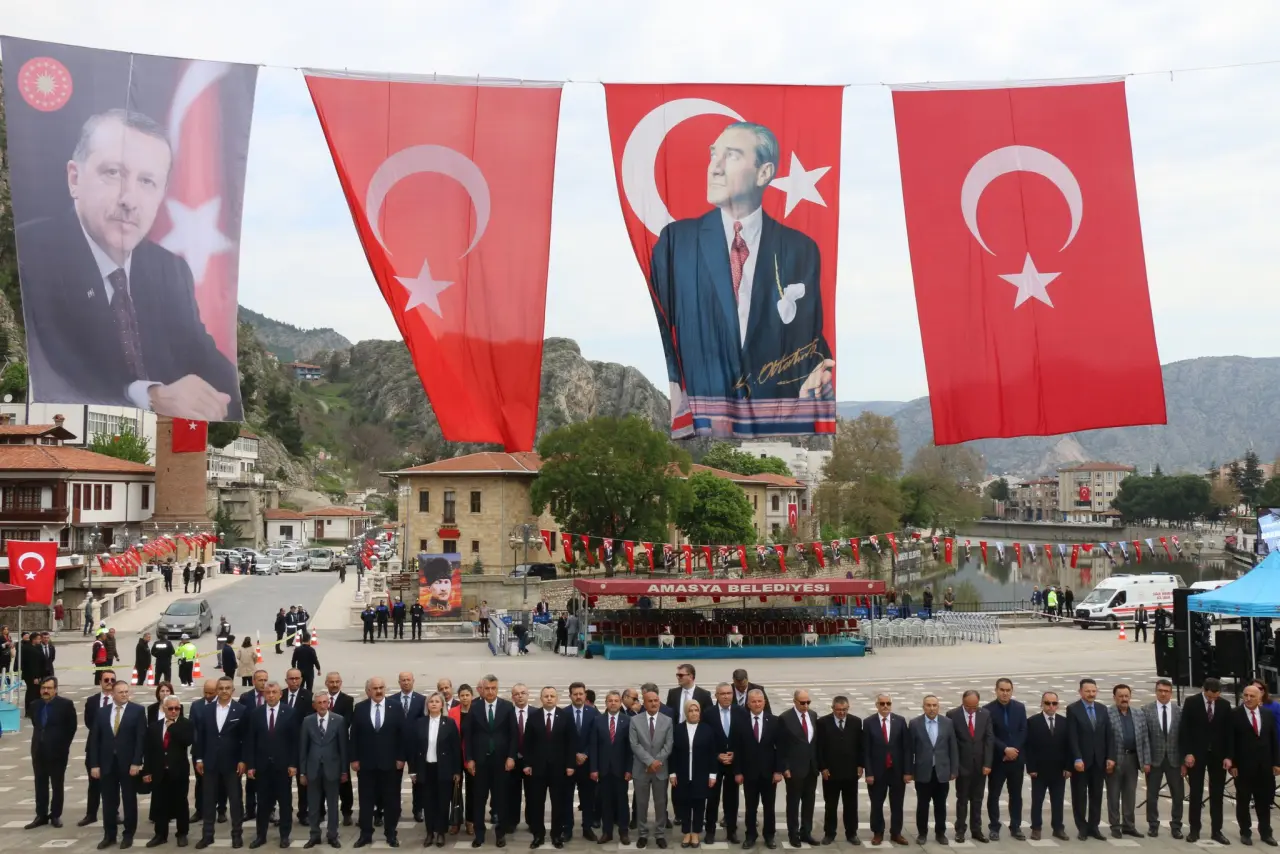 Amasya’da 23 Nisan Kutlamaları Çelenk Sunma Töreniyle Başladı 3