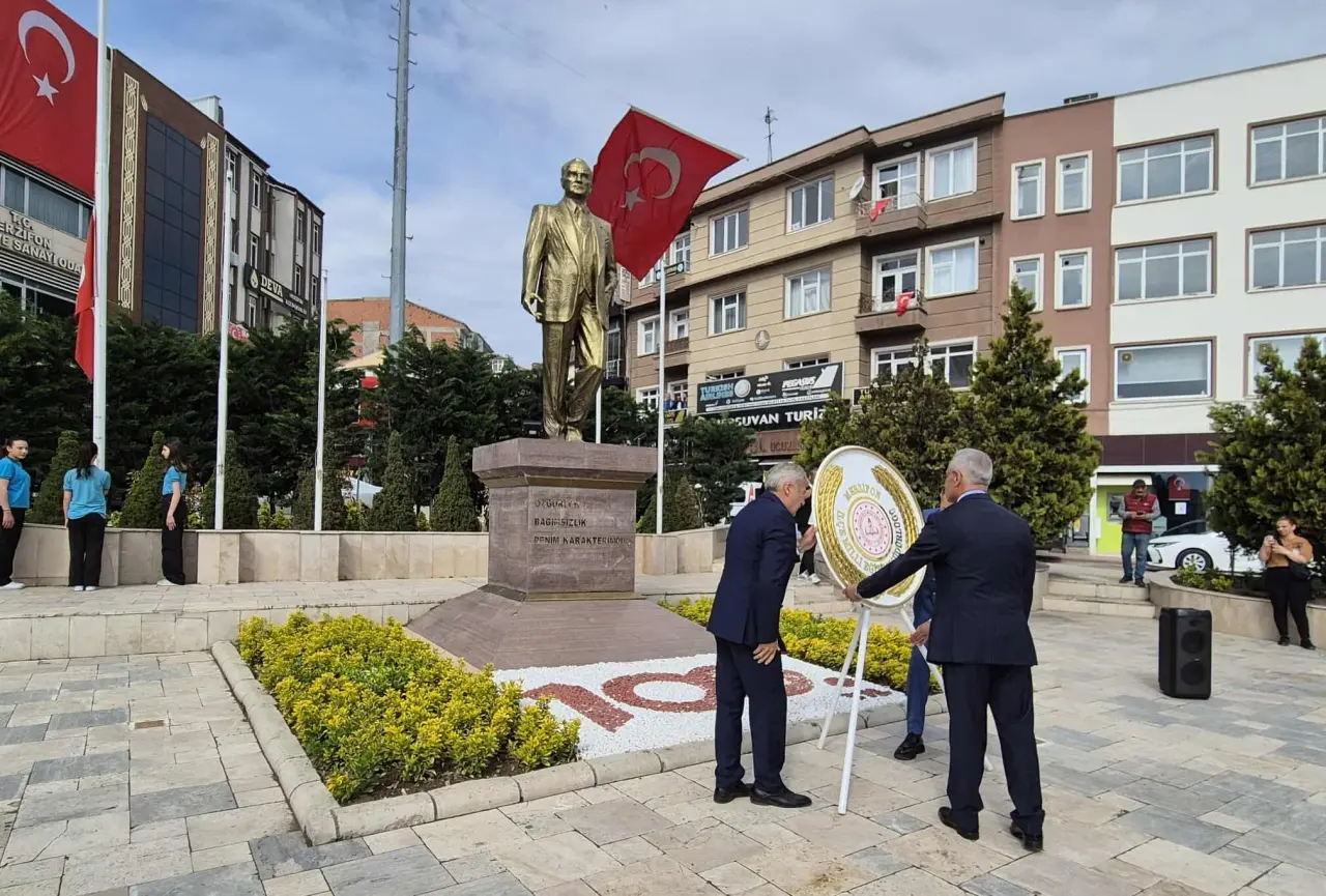 Merzifon'da 23 Nisan Coşkusu: Atatürk Anıtı'na Çelenk Sunuldu 2