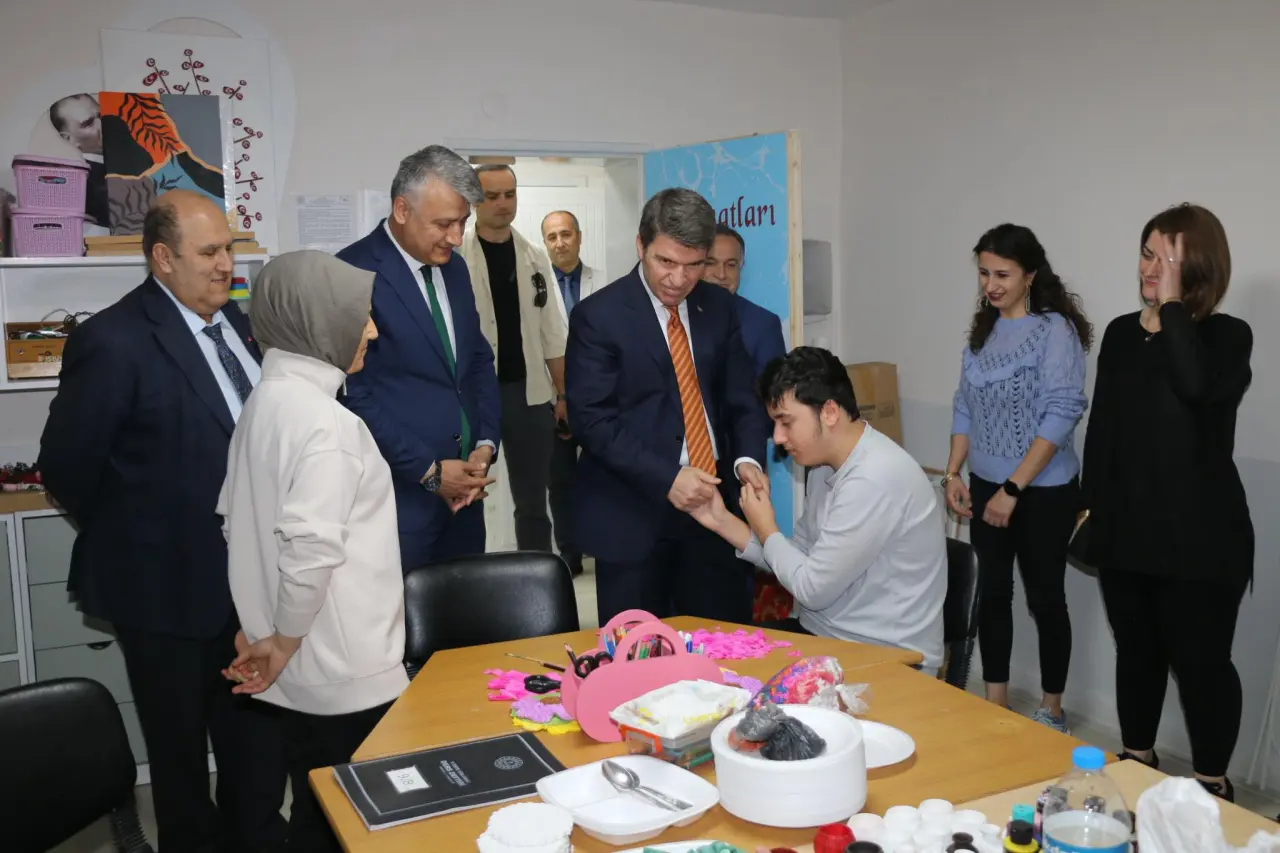 Vali Bakan’dan Özel Eğitim Okullarına Anlamlı Ziyaret 2