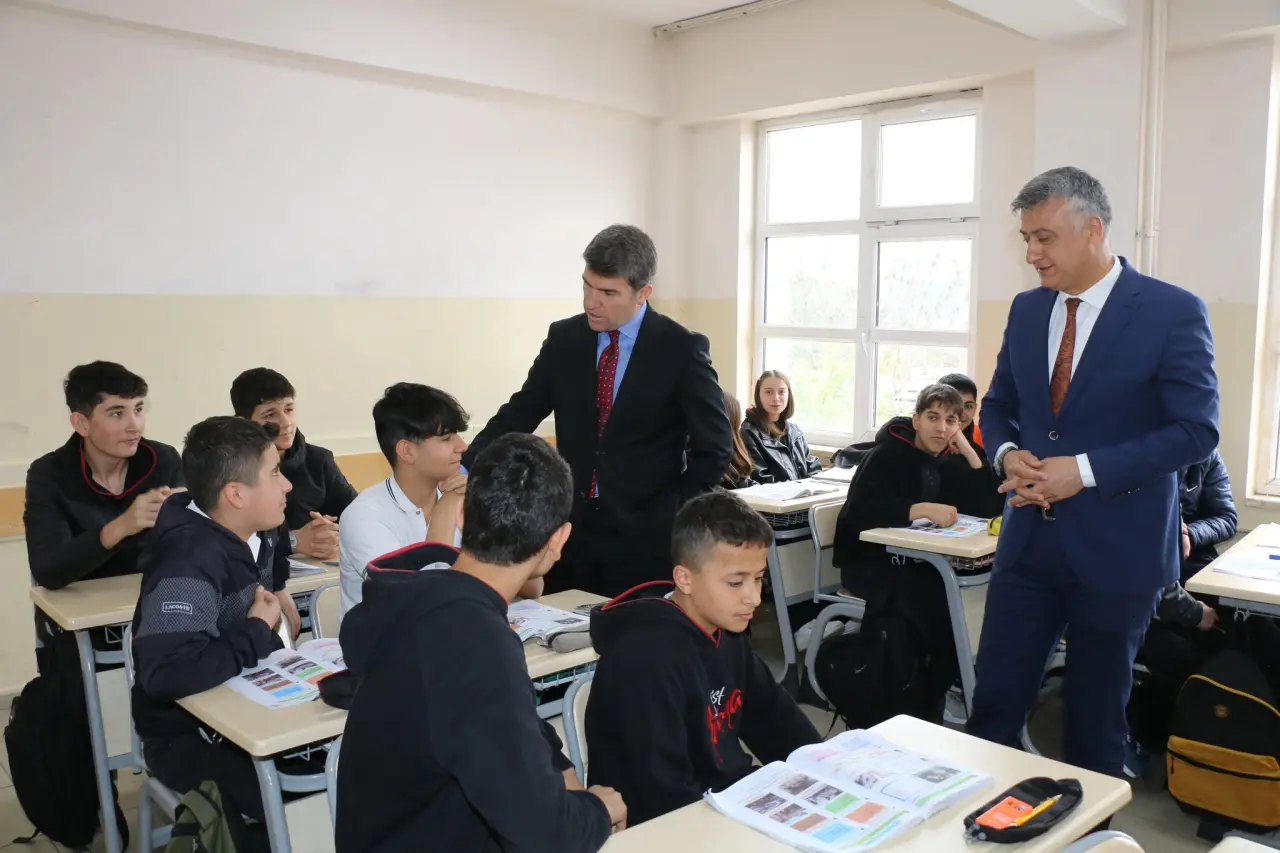 Vali Önder Bakan’dan Turizm Lisesine Ziyaret: Öğrencilerle Eğitim Üzerine Sohbet Etti 1
