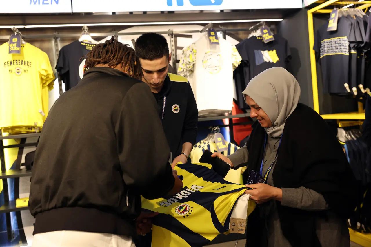 Saint-Maximin’den Fenerbahçeli Taraftarlara Mağazada Sürpriz Jest! 2