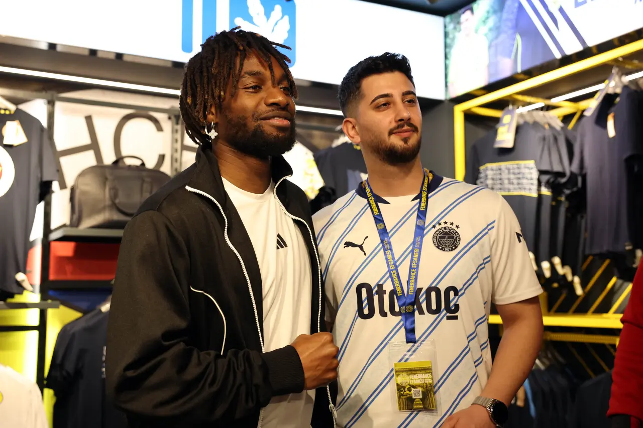 Saint-Maximin’den Fenerbahçeli Taraftarlara Mağazada Sürpriz Jest! 1