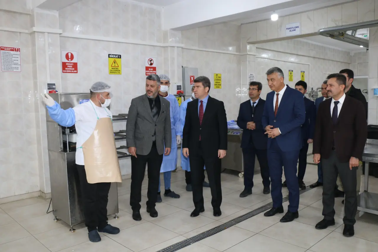 Vali Önder Bakan’dan Turizm Lisesine Ziyaret: Öğrencilerle Eğitim Üzerine Sohbet Etti 2