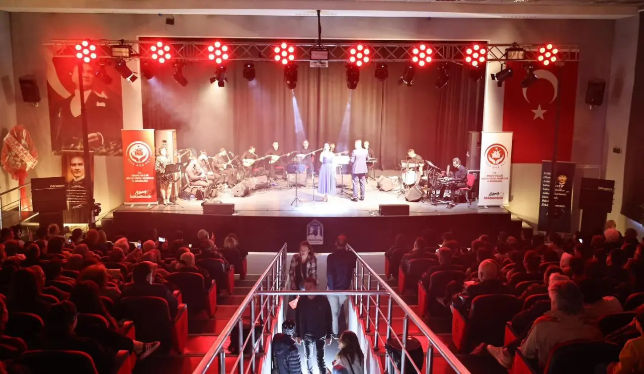 Merzifon’da 2025 Aile Yılı Etkinlikleri Türk Halk Müziği Konseri ile Taçlandı 3