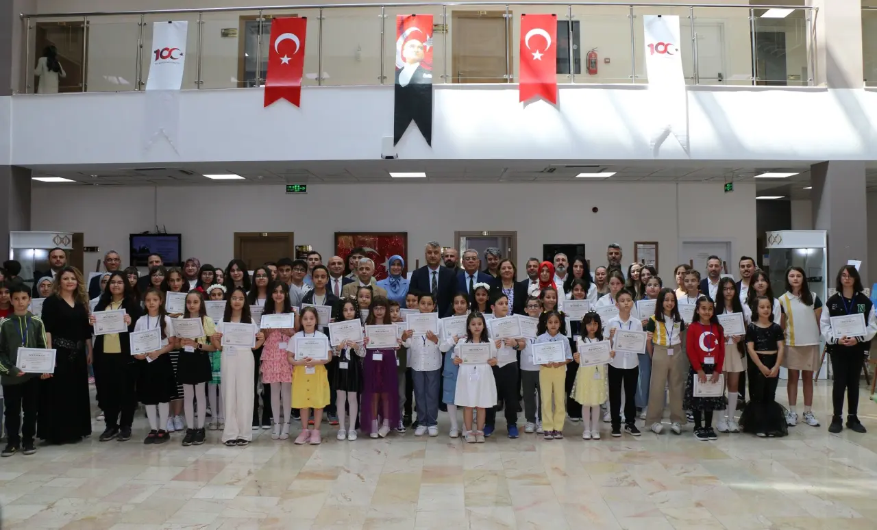 "Amasya Çiçekleri" Temalı Sergi Beğeni Topladı: Öğrencilerin Eserleri Büyük İlgi Gördü 4