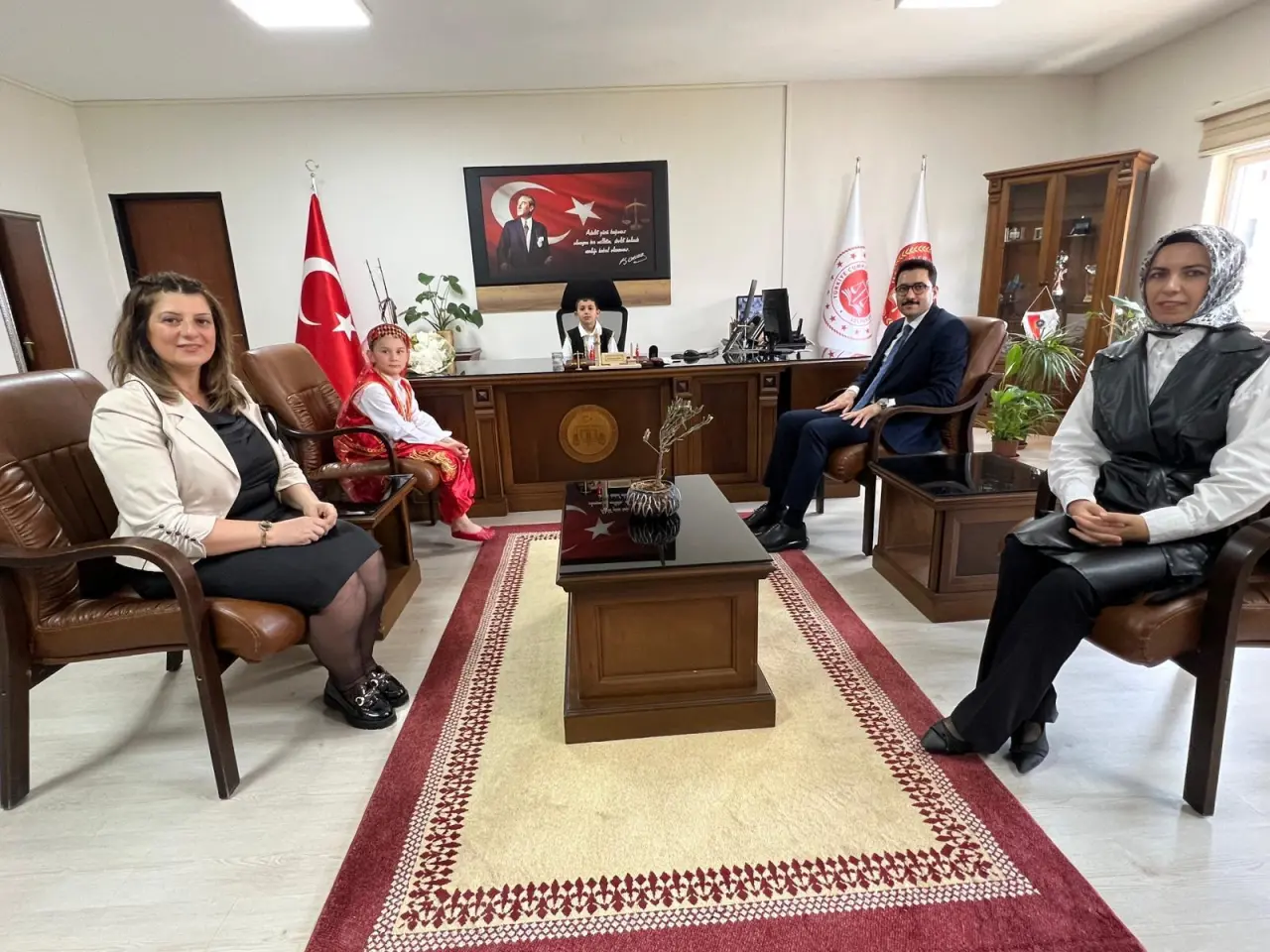 BAŞSAVCI AKKAYA, KOLTUĞU MİNİK ÖĞRENCİLERE EMANET ETTİ 2