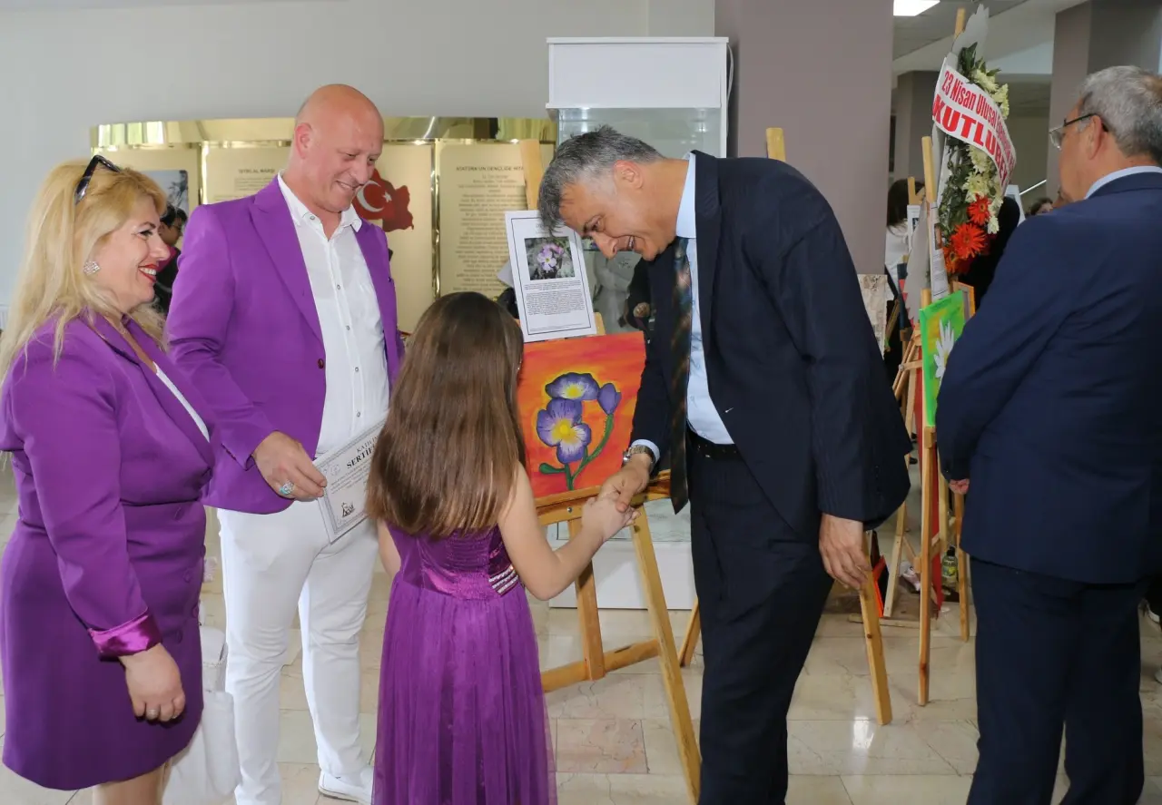 "Amasya Çiçekleri" Temalı Sergi Beğeni Topladı: Öğrencilerin Eserleri Büyük İlgi Gördü 2