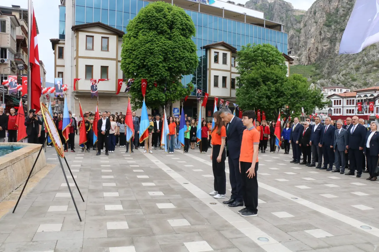 Amasya’da 23 Nisan Kutlamaları Çelenk Sunma Töreniyle Başladı 1
