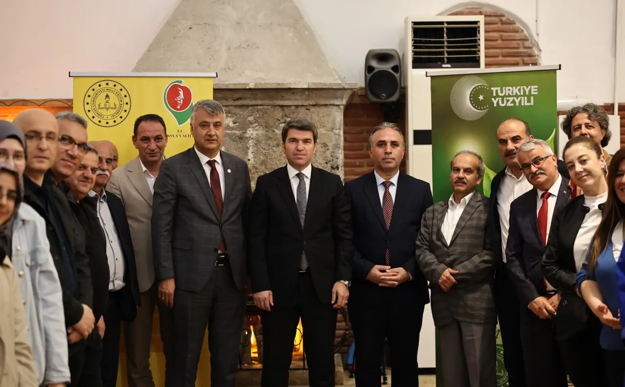 Amasya’da Kültür ve Medeniyet Söyleşisi: Mahmut Bıyıklı Eğitimcilerle Buluştu 3