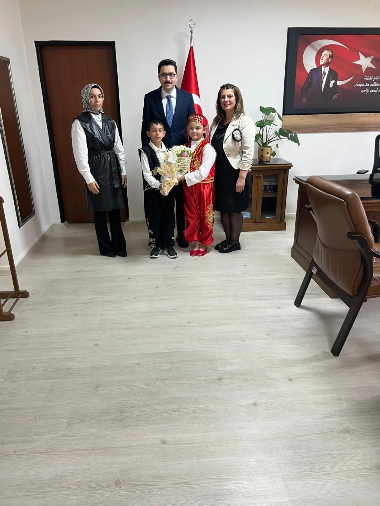 BAŞSAVCI AKKAYA, KOLTUĞU MİNİK ÖĞRENCİLERE EMANET ETTİ 3