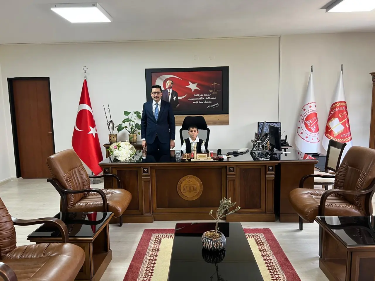 BAŞSAVCI AKKAYA, KOLTUĞU MİNİK ÖĞRENCİLERE EMANET ETTİ 4