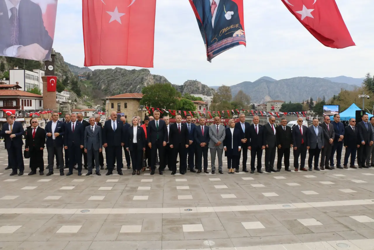 Amasya’da 23 Nisan Kutlamaları Çelenk Sunma Töreniyle Başladı 2