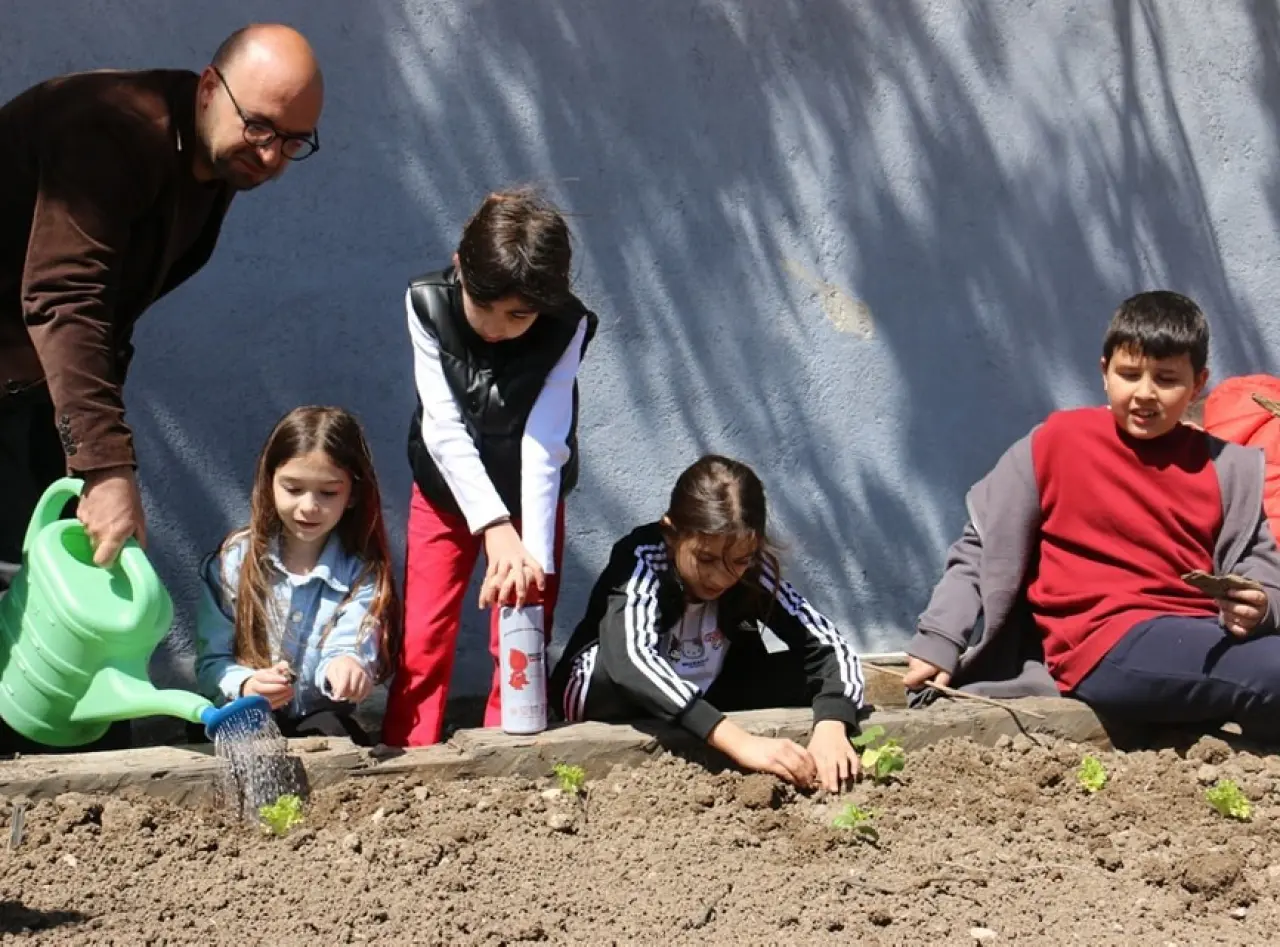 Kutlubeyli Minikler Toprakla Buluştu: Küçük Eller, Büyük Umutlar Yeşertiyor! 1