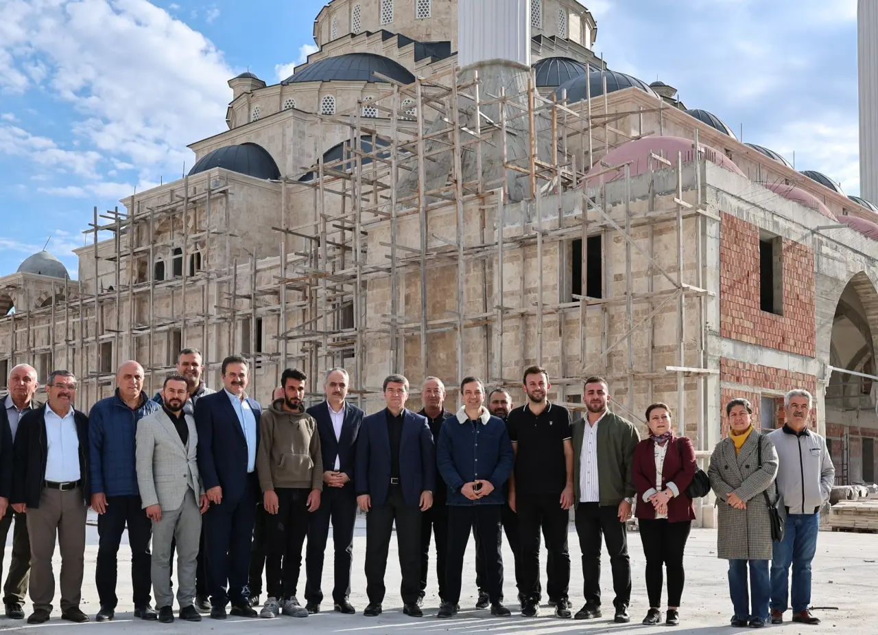 Bakan ve İpek, Suluova’daki Şeker Camii İnşaatını İnceledi 3