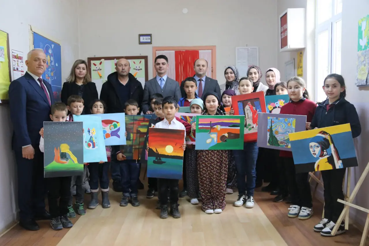 Taşova’da Eğitim ve Sanat Bir Arada: ‘Minik Eller Büyük Ustalar’ Sergisi 4