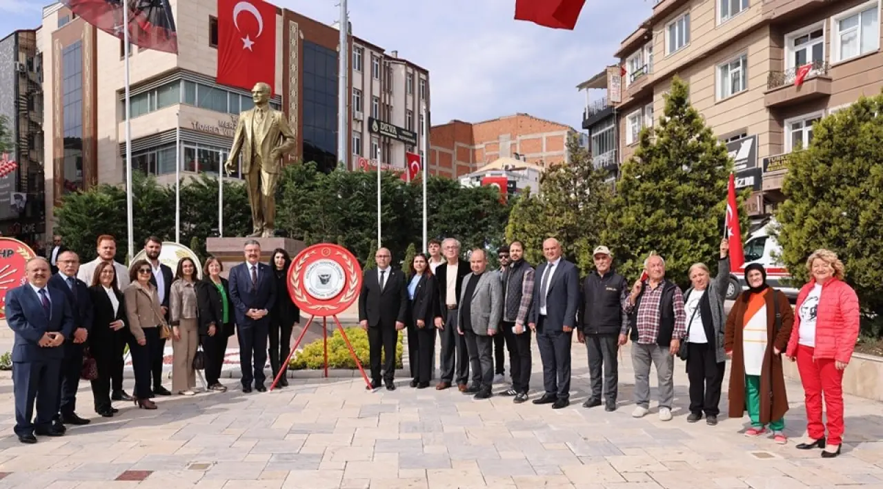 CHP ve ADD Merzifon’da 23 Nisan İçin Atatürk Anıtı’na Çelenk Sundu 3