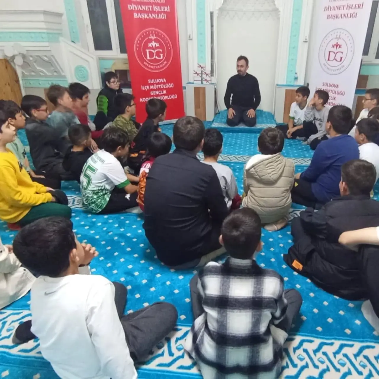 Dikilitaş Camii'nde Gençler İçin Anlamlı Buluşma: "Yatsı Namazı Gençlik Buluşması" Gerçekleştirildi 1