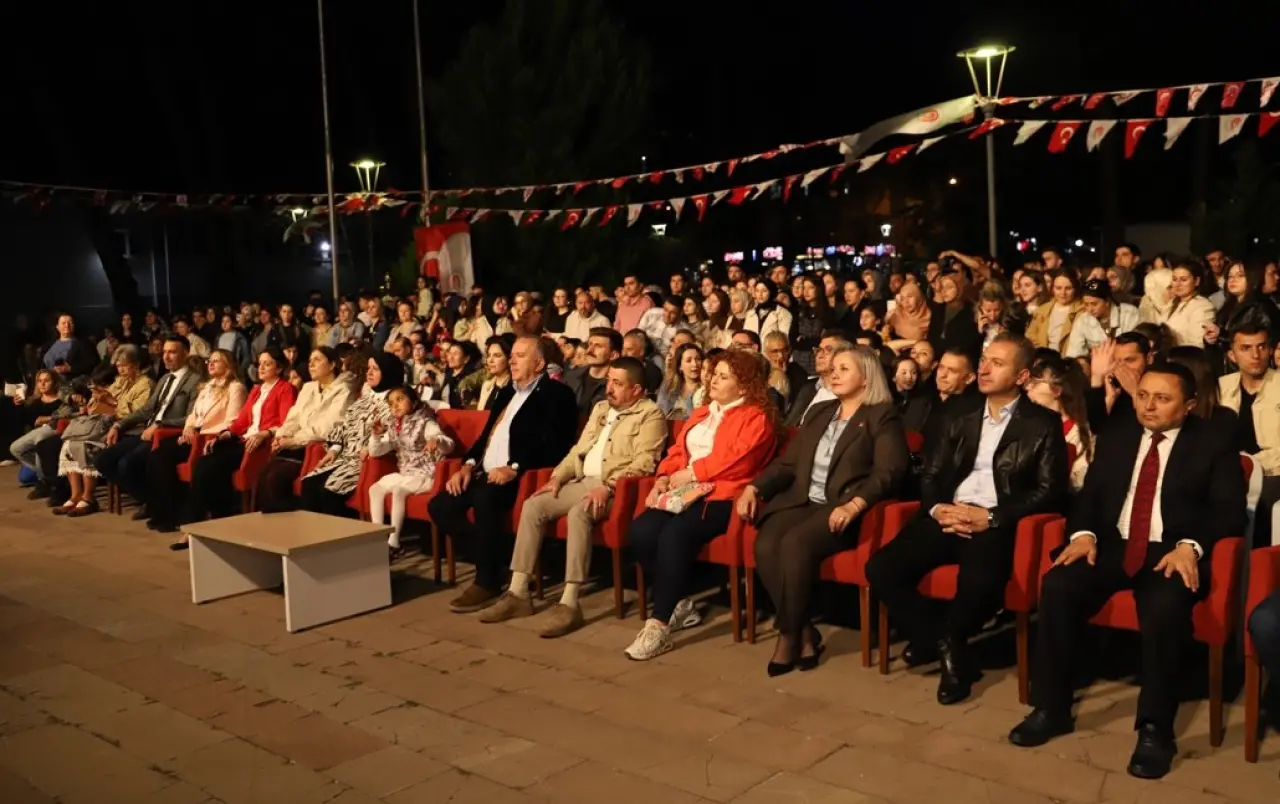 Uluslararası Amasya 23 Nisan Çocuk Halk Dansları Festivali Renkli Görüntülerle Gerçekleştirildi 4