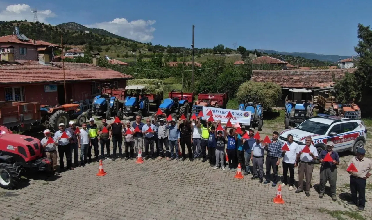 Amasya İl Jandarma Komutanlığı’ndan Traktör Sürücülerine Reflektör Eğitimi 3