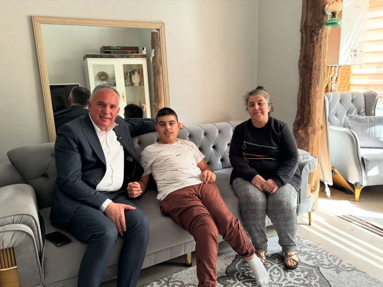 Başkan Özalp’tan Engelli Annelerine Anlamlı Anneler Günü Ziyareti 1